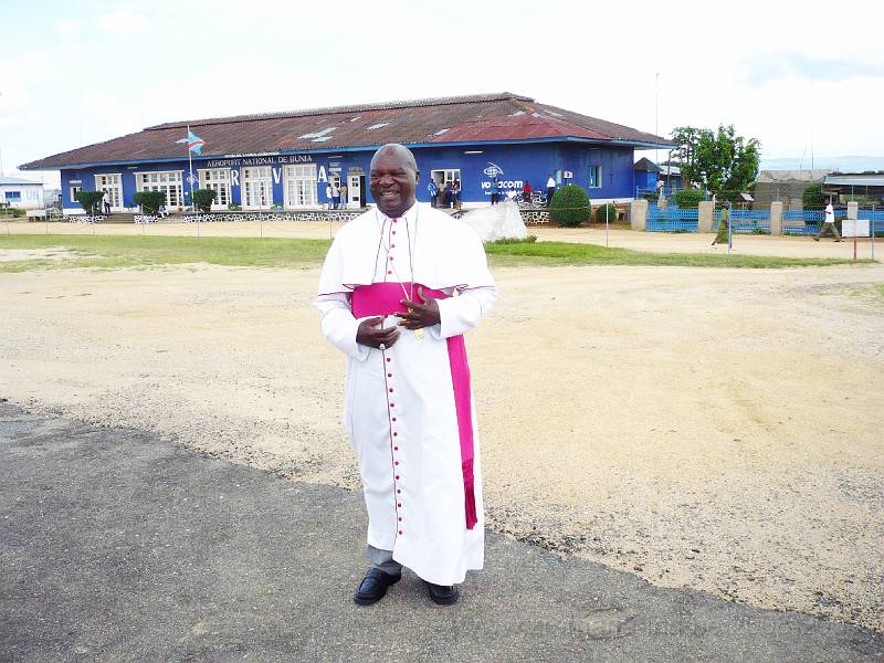 184 Mgr. Ngabu kijkt oogluikend toe 24.10.08.jpg